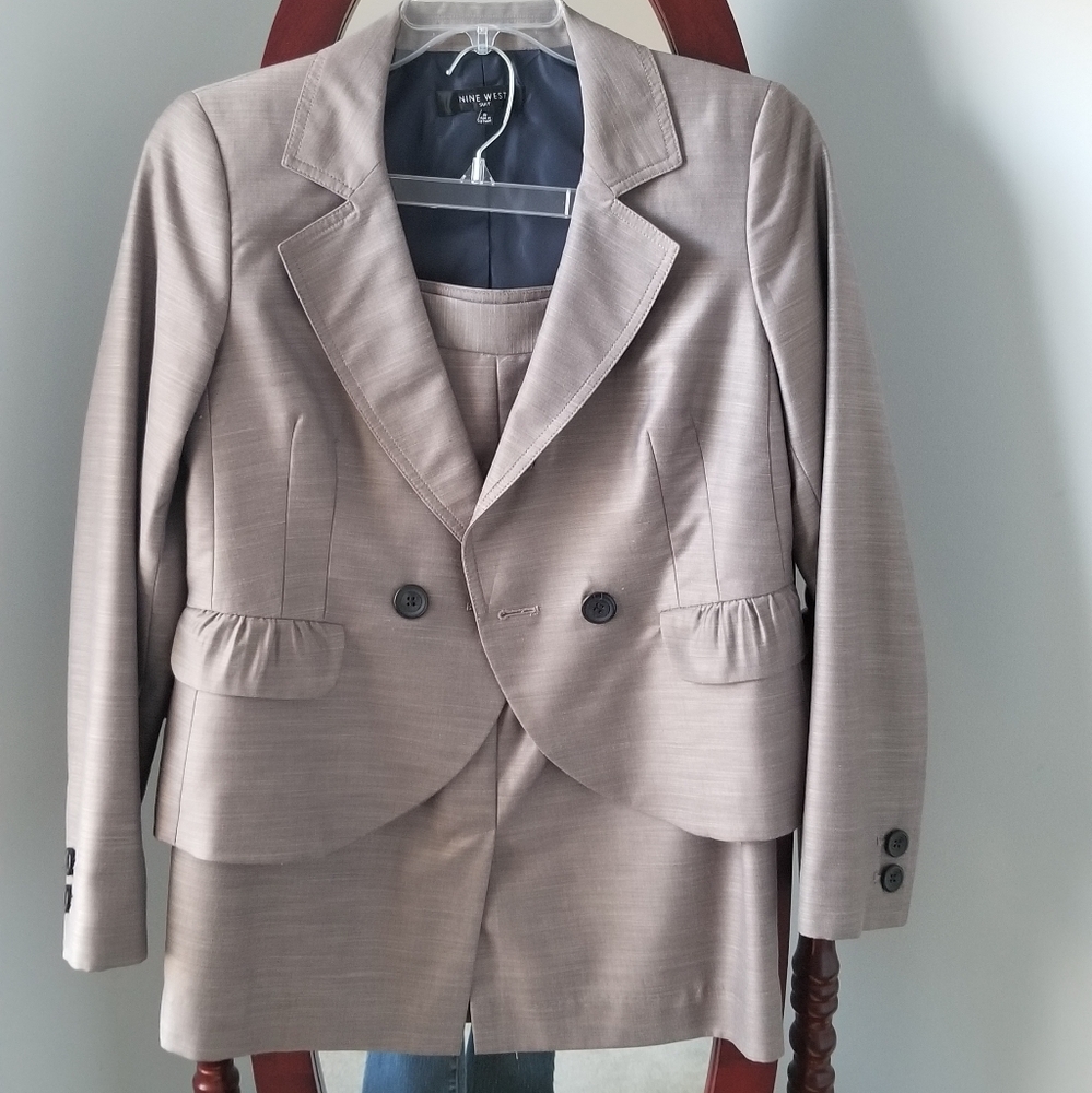 Skirt suit